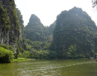 Boottocht tussen karstgebergte in Ninh Binh