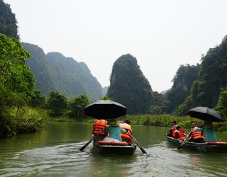 Varen met gezin tussen karstgebergte bij Ninh Binh