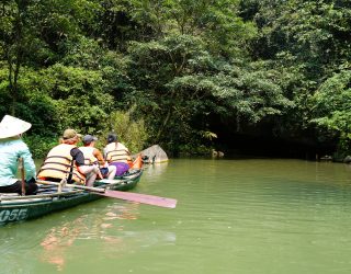 Varen met gezin naar de grotten bij Ninh Binh