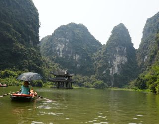 Varen naar tempel bij boottocht in Ninh Binh