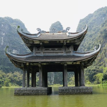 Mooie tempel bij boottocht in Ninh Binh