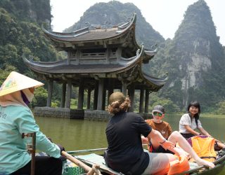 Tieners bij tempel bij boottocht in Ninh Binh