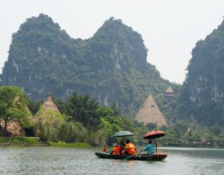 Familie geniet bij boottocht in Ninh Binh