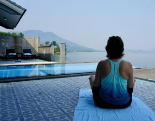 Yoga aan het zwembad van je eigen aquavilla op palen Vietnam