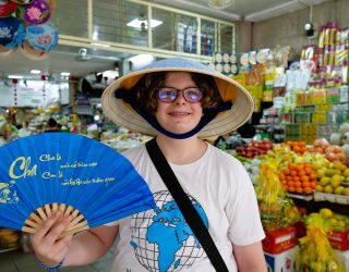 Kind met waaier op de markt in Hué Vietnam