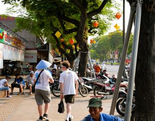 Tieners op de markt in Hué Vietnam