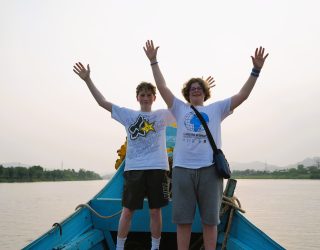 Tieners op drakenboot in Hué Vietnam