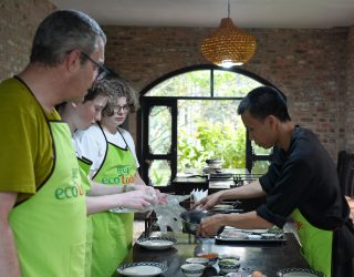 Familie bij kookworkshop in Hué Vietnam