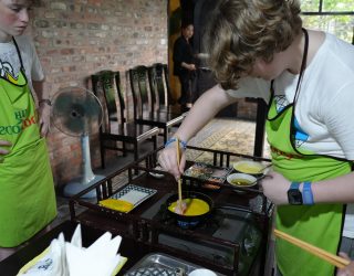 Kinderen maken gevulde pannenkoeken in Hué Vietnam