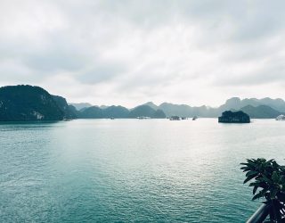 Uitzicht vanop schip Halong Bay Vietnam