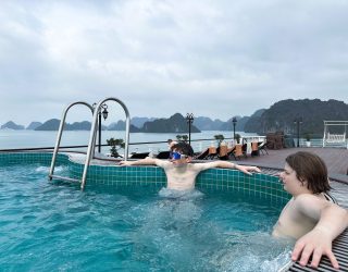 Tieners in bubbelbad op cruise Halong Bay Vietnam