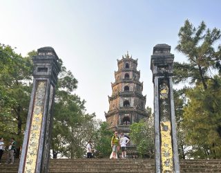 Papa en kind bij Thien Mu Pagoda Hué Vietnam