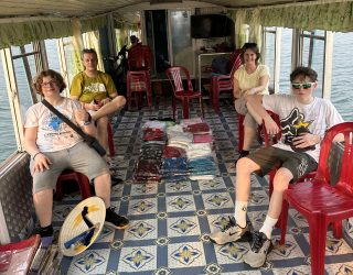 Familie op drakenboot op de parfumrivier in Hué