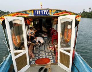 Kinderen in de drakenboot op de parfumrivier in Hué