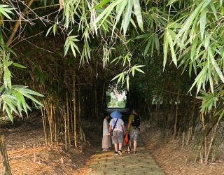 Gezin op stap naar de kookworkshop in Hué