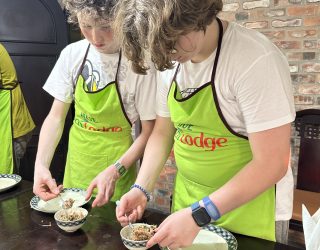 Tieners maken zelf springrolls in Hué