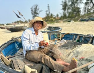 Visser aan strand Hoi An