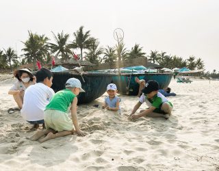 Kinderen spelen aan strand Hoi An