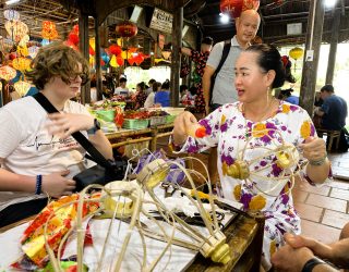 Familie maakt eigen lampion in Hoi An