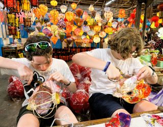 Kinderen versieren lampion in Hoi An