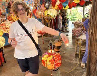 Kind versiert lampion in Hoi An