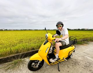 Tiener zoeft door de rijstvelden op elektrische scooter