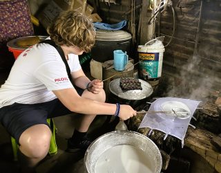 Tiener maakt rijstpannenkoeken bij Hoi An Vietnam