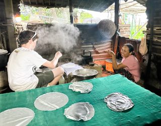 Kind maakt rijstpannenkoeken bij Hoi An