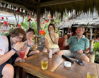 familie geniet van op een terrasje bij Hoi An