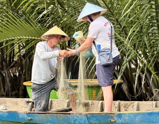 Kind leert vissen in Hoi An