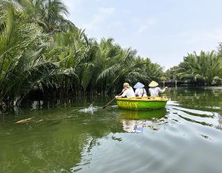 Kinderen roeien in vissersboot Hoi An