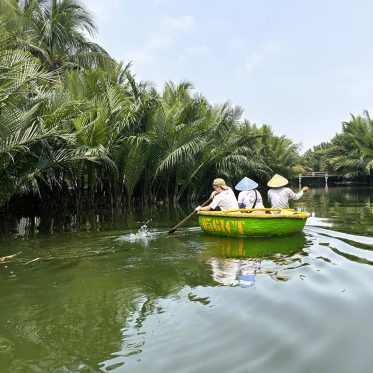 Kinderen roeien in vissersboot Hoi An