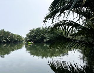 Vissersboot in het water Hoi An