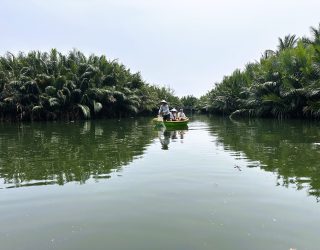 Tieners in vissersboot Hoi An