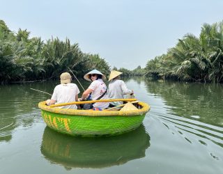 Tieners vissen in Hoi An