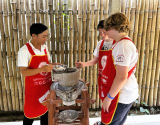 Tieners maken rijstpannenkoeken in Hoi An