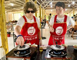 Kinderen maken rijstpannenkoeken in Hoi An