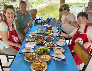 Familie smult van zelfgemaakte lunch in Hoi An