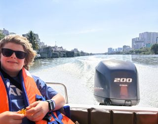 Tiener geniet op boot in Mekong Delta