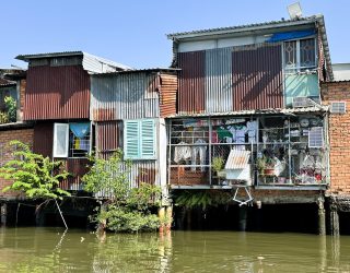 Varen langs de achterkant van de huizen in Mekong Delta