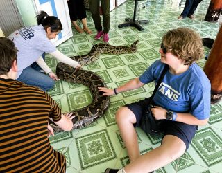 Tieners bij python in Mekong Delta