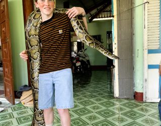 Tiener bij python in Mekong Delta