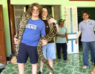 Kinderen bij python in Mekong Delta