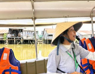 Gids vertelt over het leven aan de rivier in de Mekong Delta