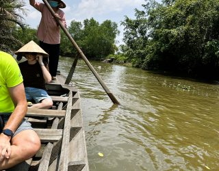 Vaar met de kinderen in de Mekong Delta