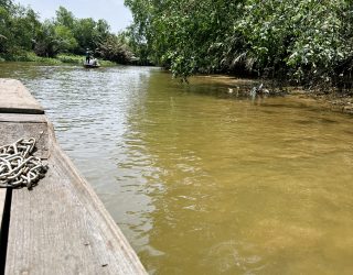 Varen met de kinderen in de Mekong Delta