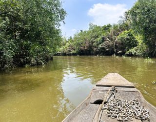 Met houten boot op de Mekong Delta