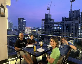 Familie geniet van apero op rooftopbar in Saigon