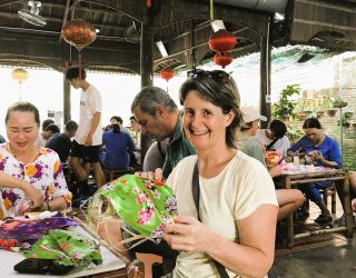 Mama versiert lampion in Hoi An