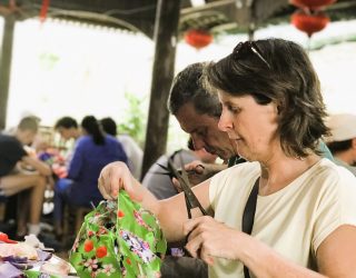 Mama maakt lampion in Hoi An